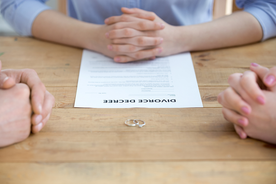couple undergoing divorce